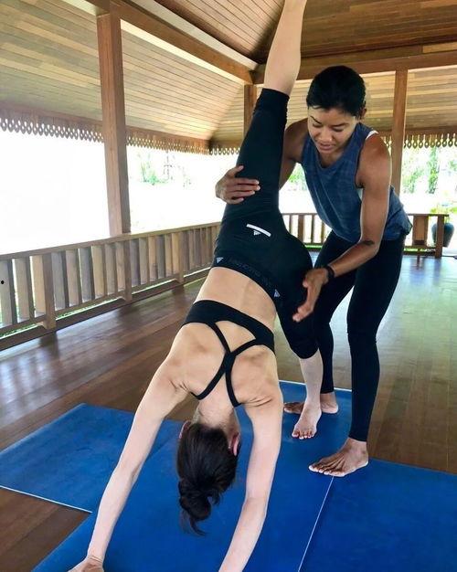 女生做俯卧撑视频,女生健身风采展示